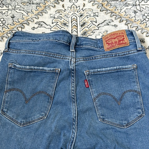 Levi jeans. 721 High rise skinny distressed sz 28 - Picture 3 of 3